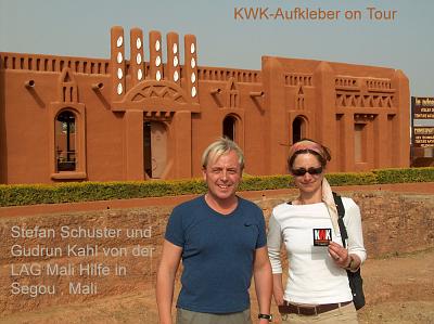Stefan Schuster, Gudrun Kahl und der KWK-Aufkleber in Segou, Mali