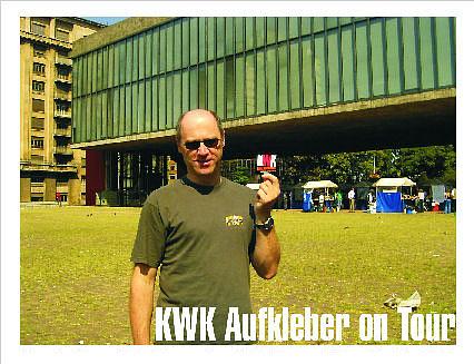 Martin Körner präsentiert den KWK-Aufkleber vor dem Museum of Modern Arts in Sao Paulo